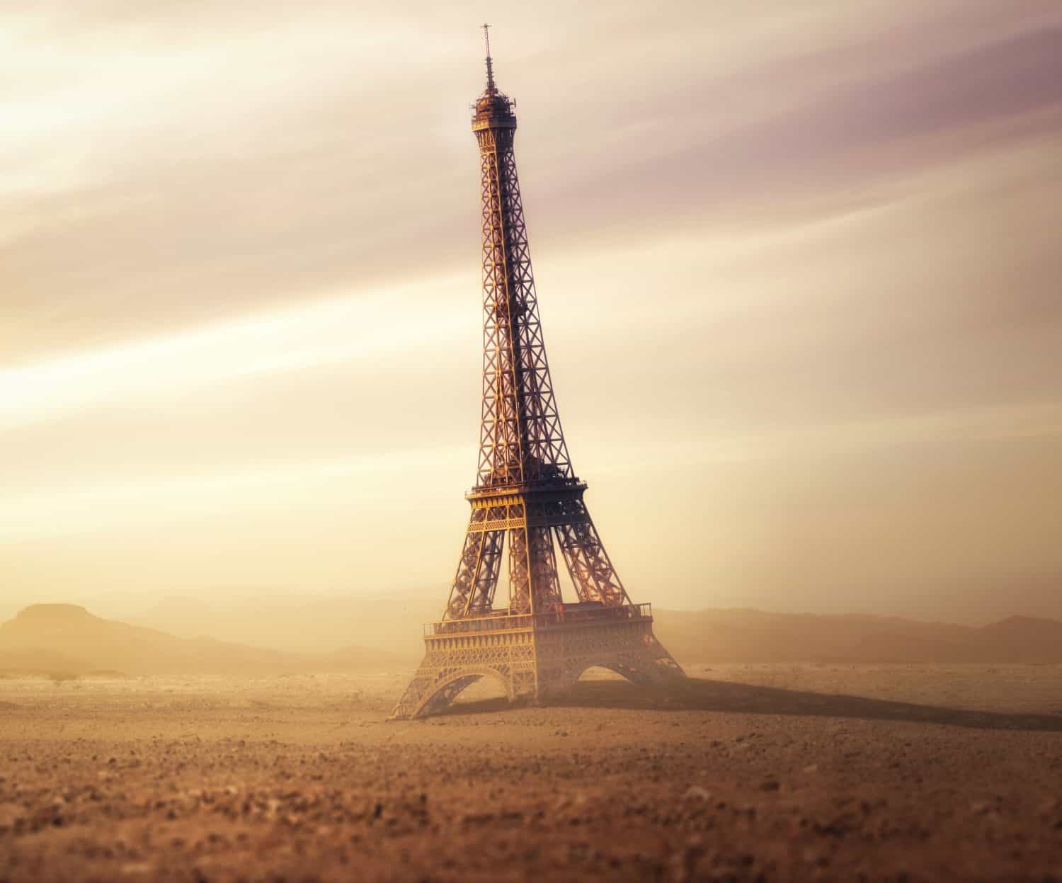 Eiffel Tower (Paris) abandoned and destroyed in the desert