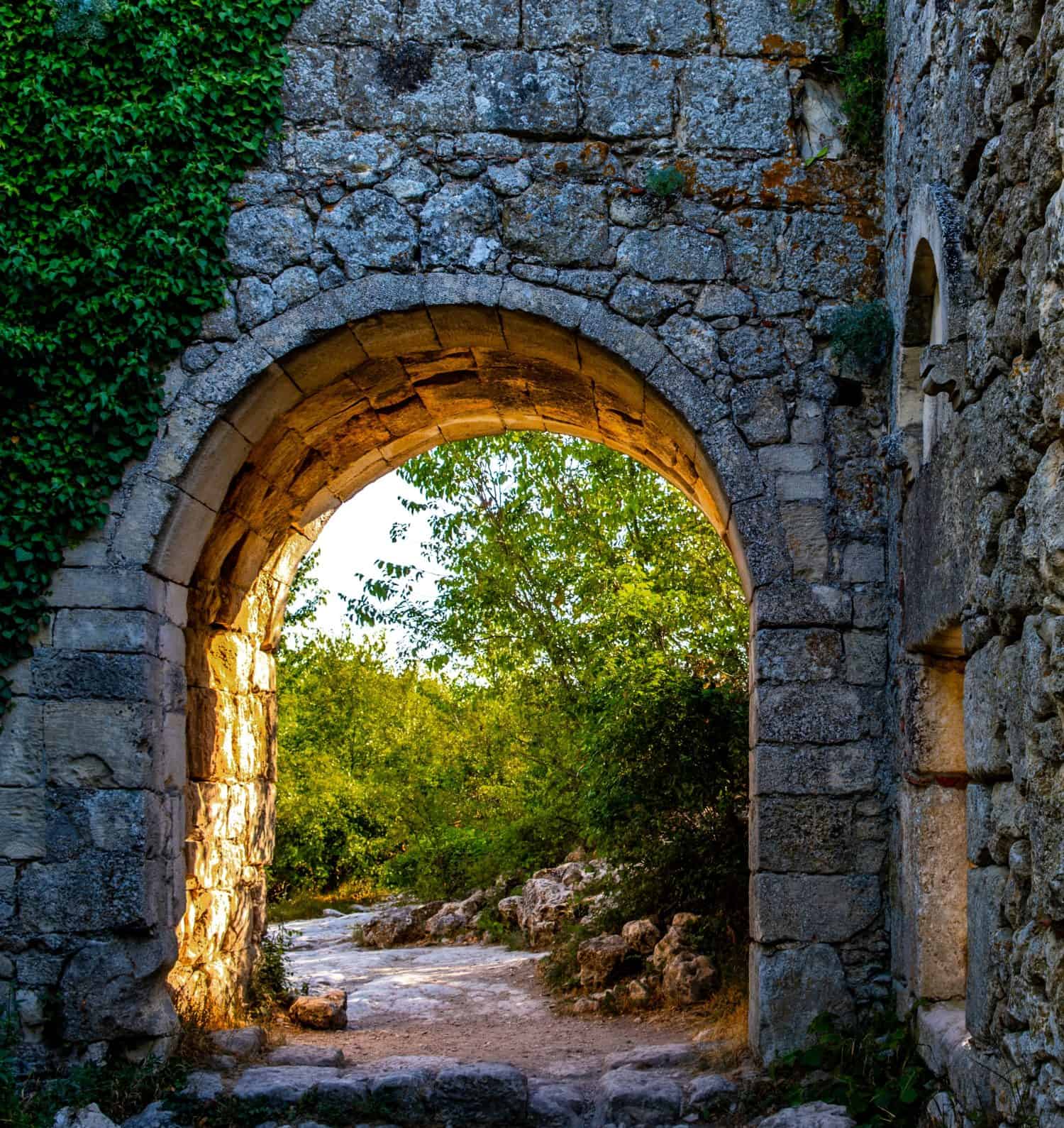 An oval arch on the wall of an ancient fortress.