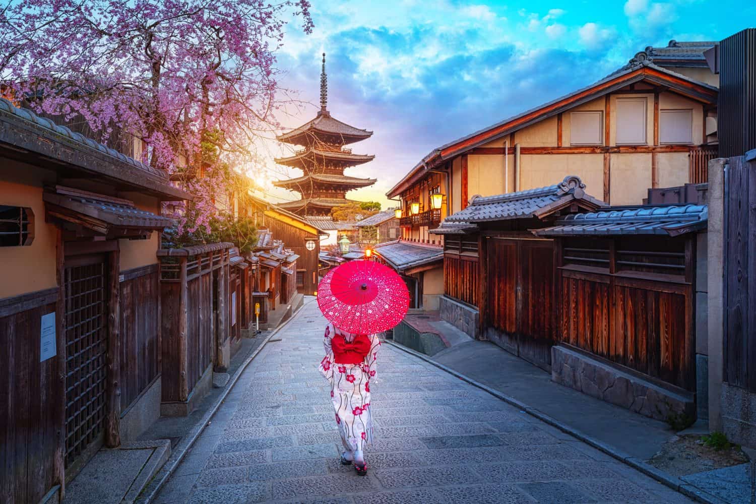 Japanese woman in traditional Kimono visit Yasaka Pagoda at Hokanji temple in Kyoto, Japan during full bloom cherry blossom in spring