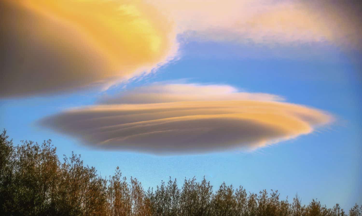 Cloud in the shape of a UFO, lenticular cloud, New Zealand