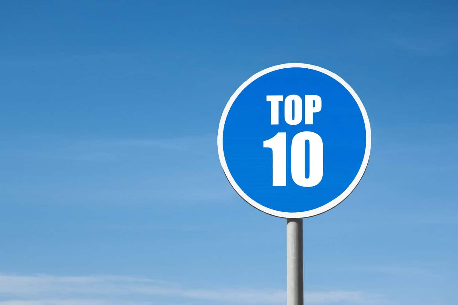 &#039;Top 10&#039; sign in blue round frame on sky background