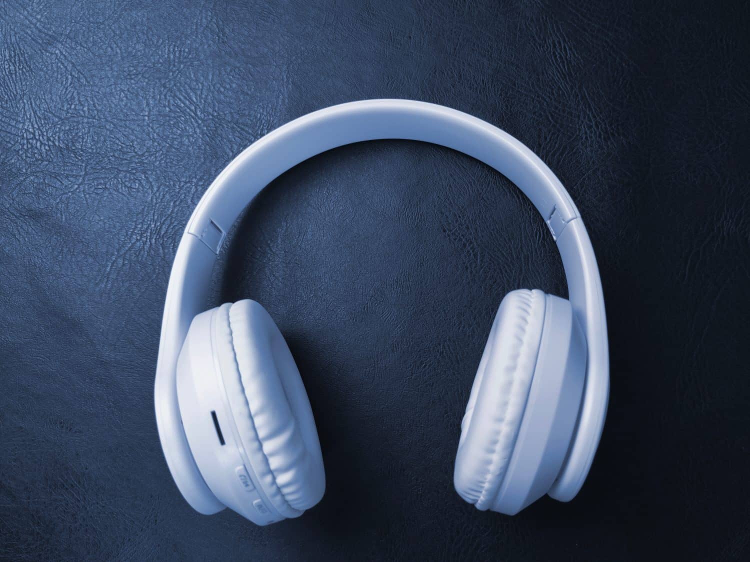 white headphones, wireless headphones, black background, headphones isolated, sound,