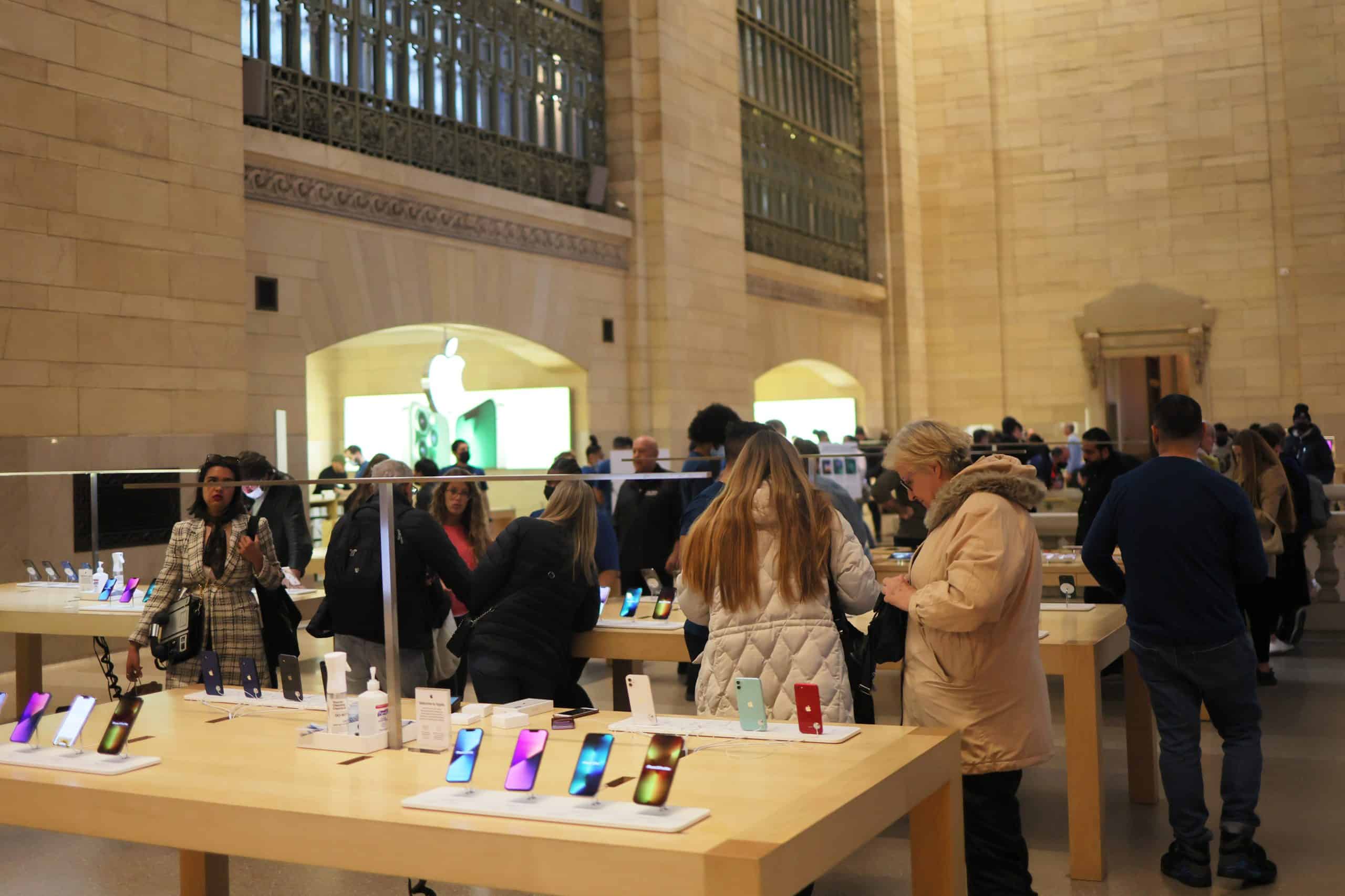 Apple Store Employees At Their Grand Central Store Start Unionization Process