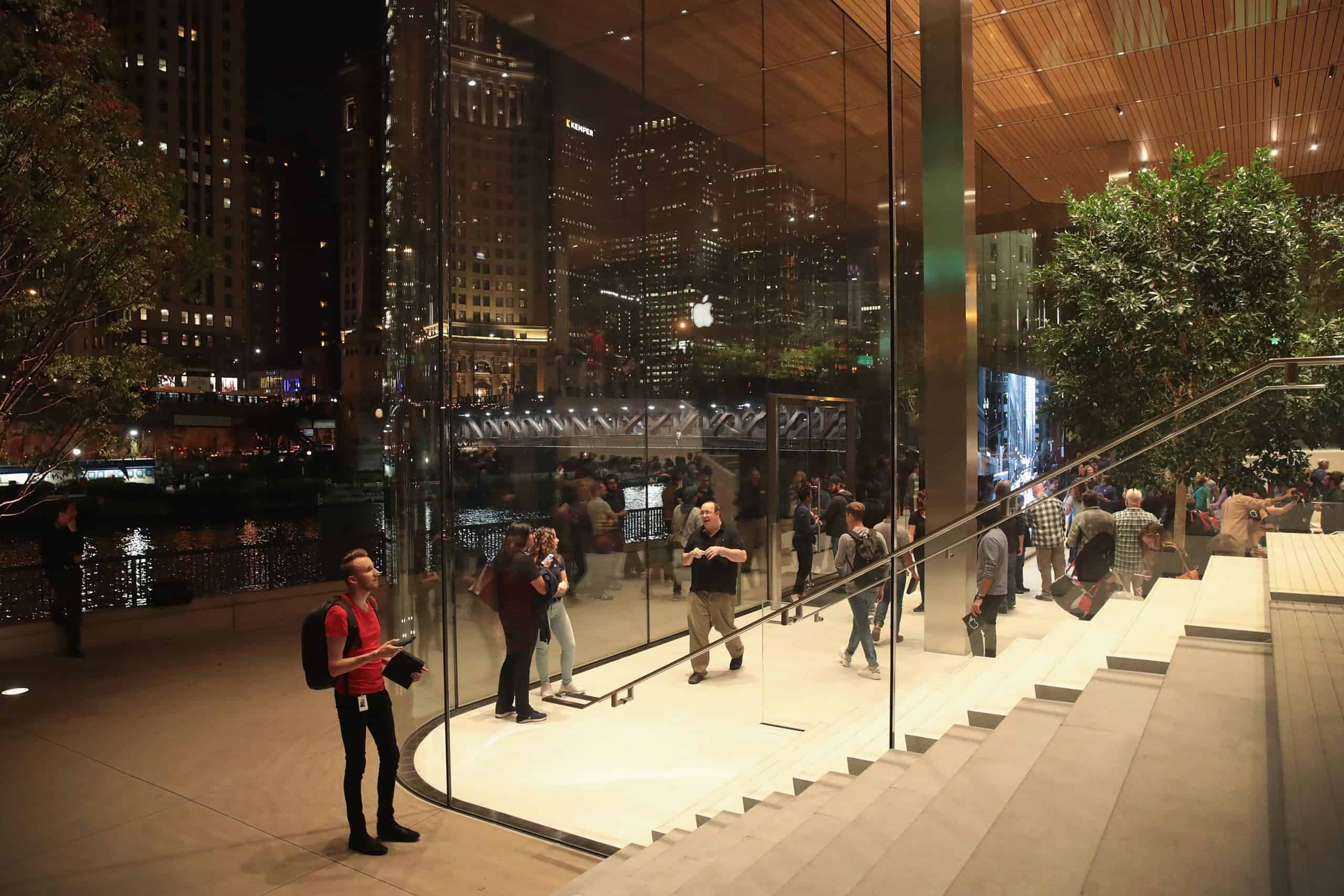 Apple Opens Chicago Flagship Store On Michigan Avenue