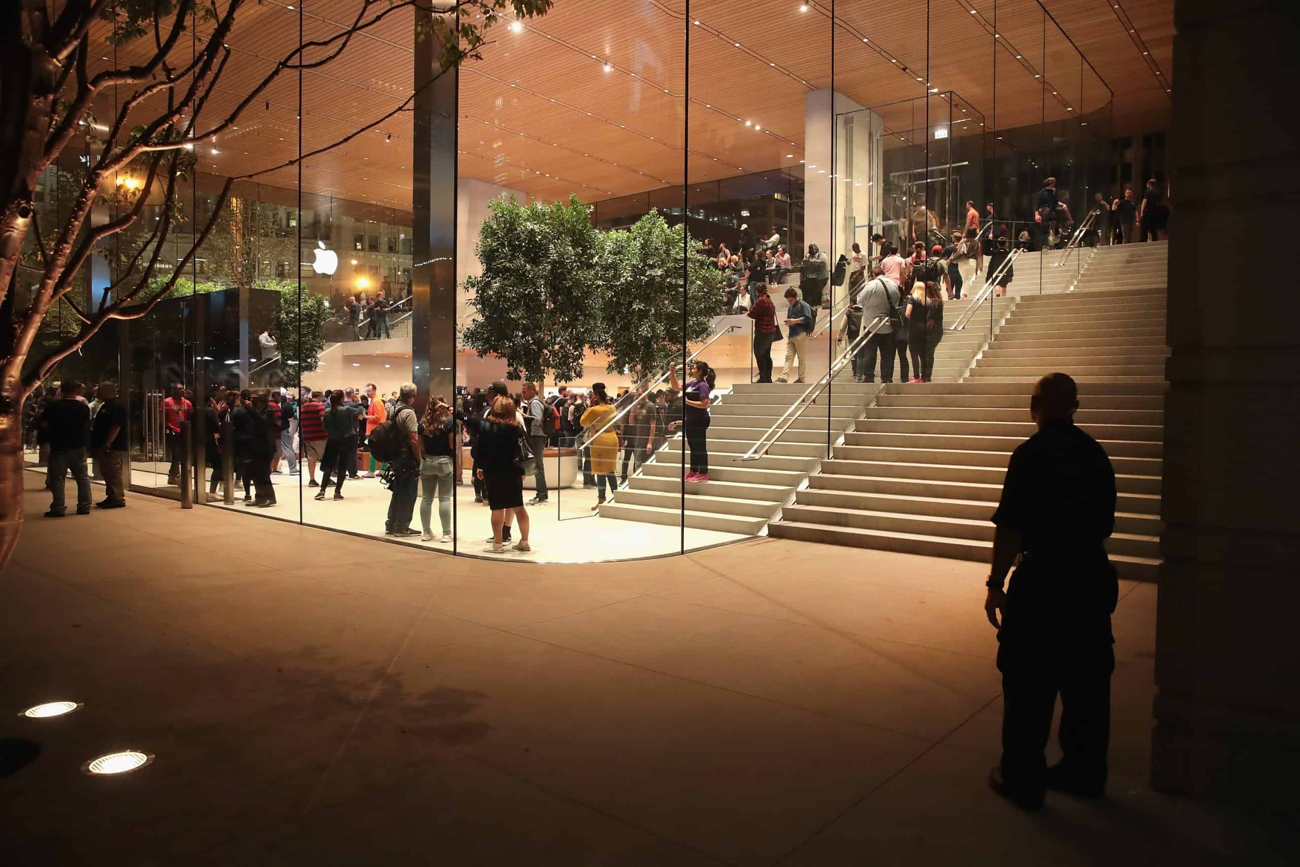 Apple Opens Chicago Flagship Store On Michigan Avenue