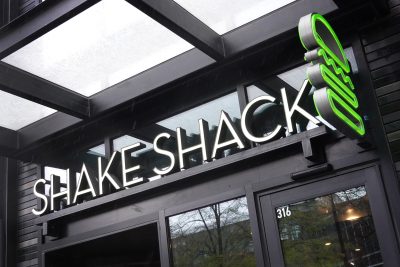 AI Growth Scare Worries? 2 Low-Tech Growth Stocks to Rotate Into