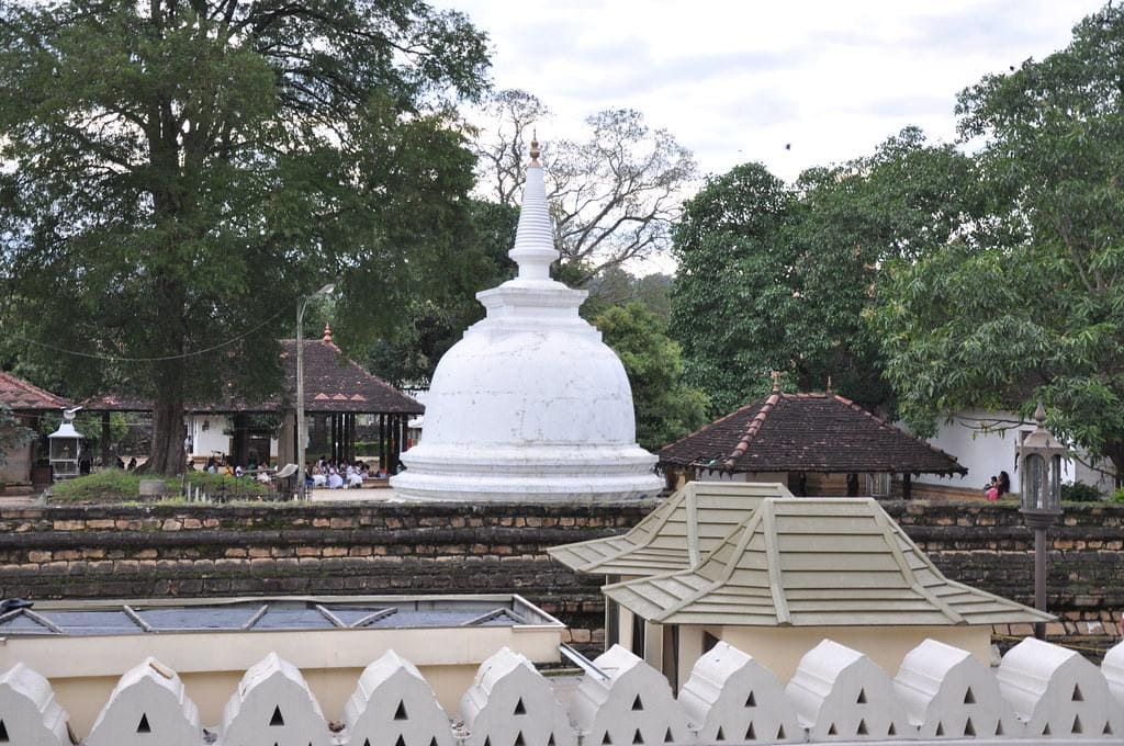 The Temple of the Sacred Tooth Relic [Kandy] by Jorge Lascar