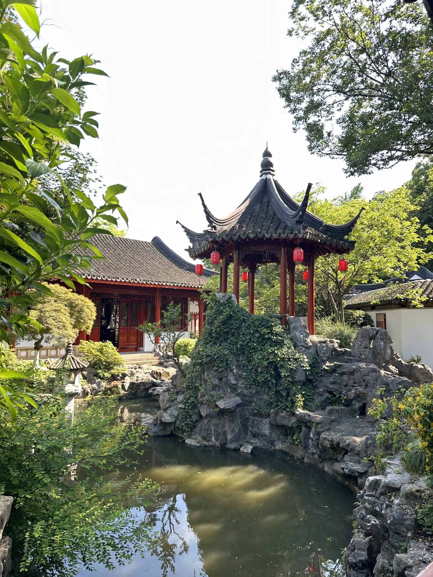 Traditional Chinese architecture inspired by the settings in the novel “Dream of the Red Chamber.” It is located in Shanghai.