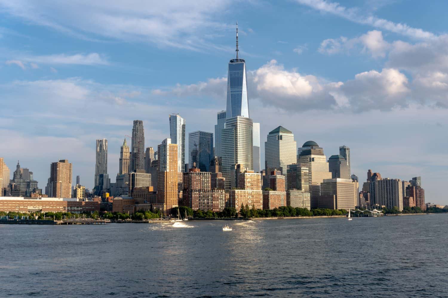 New York City skyline as seen from Hudson River. Lower Manhattan with One World Trade Center as tallest building in western hemisphere. Battery Park City, Brookfield Place (World Financial Center).