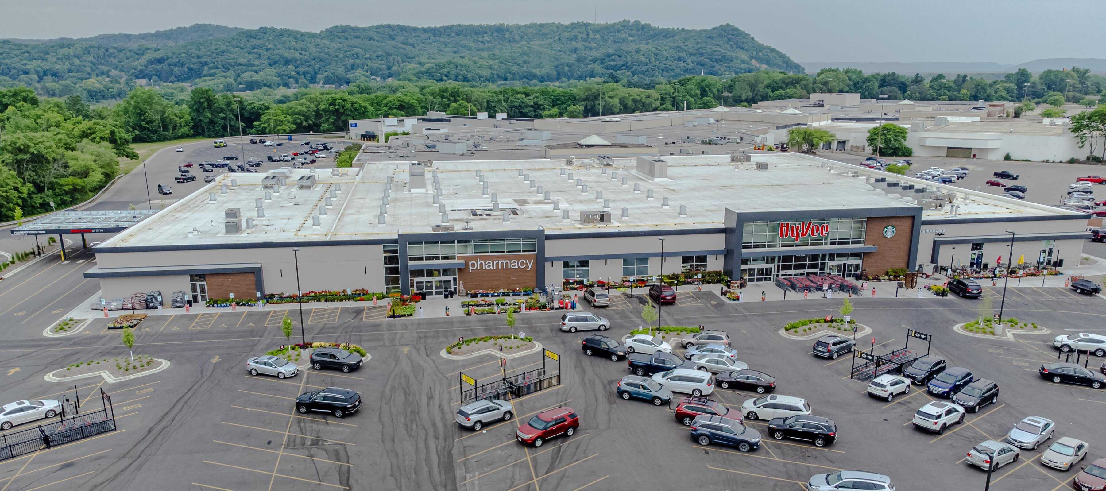 Hy-Vee grocery store by Wikideas1