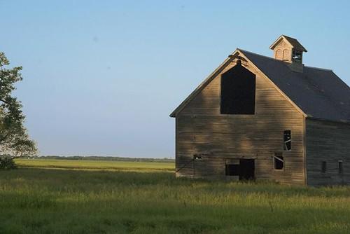 old barn by fizbon