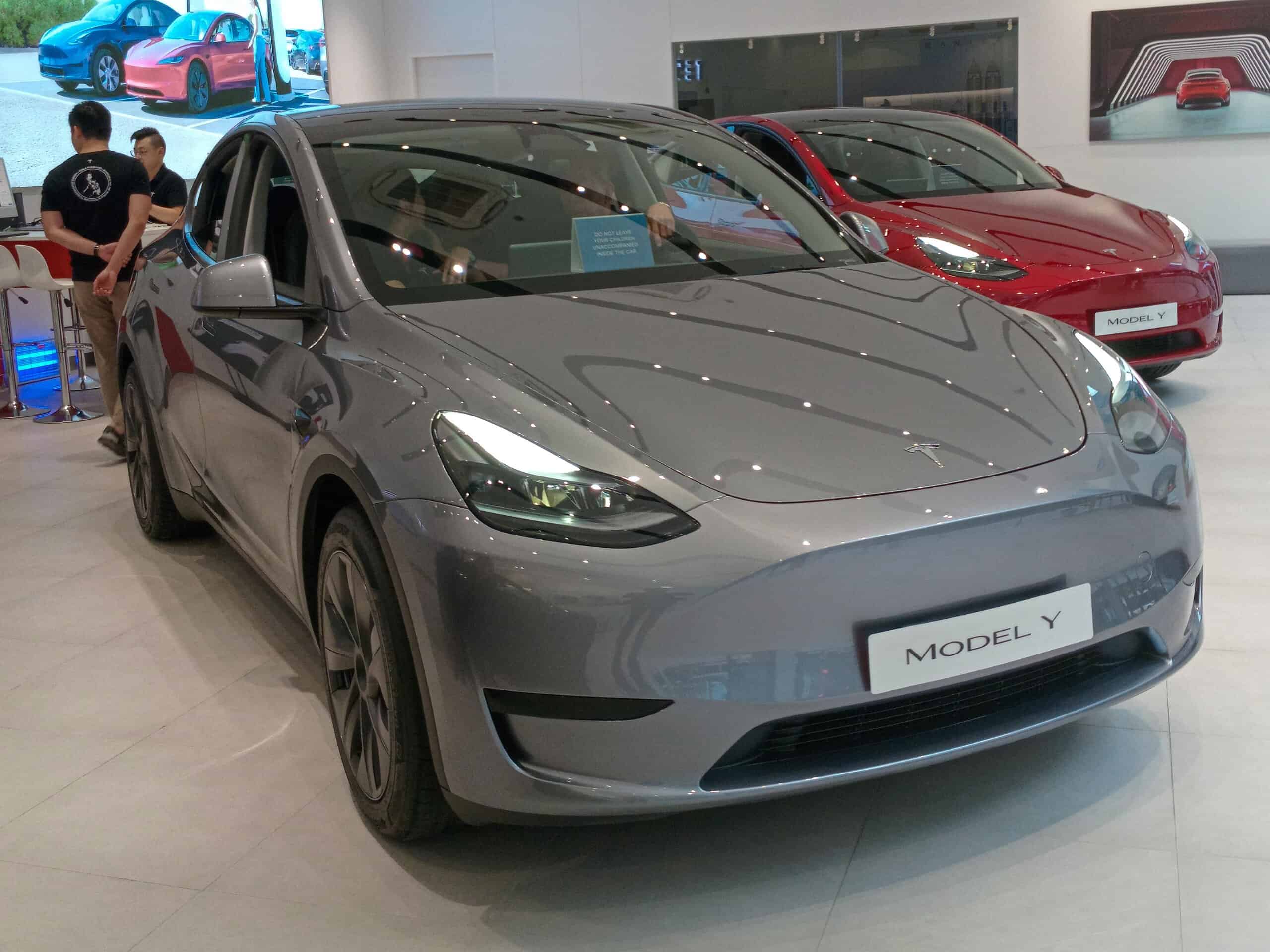 2025 Tesla Model Y RWD in Midnight Silver Metallic, front right by Ethan Llamas