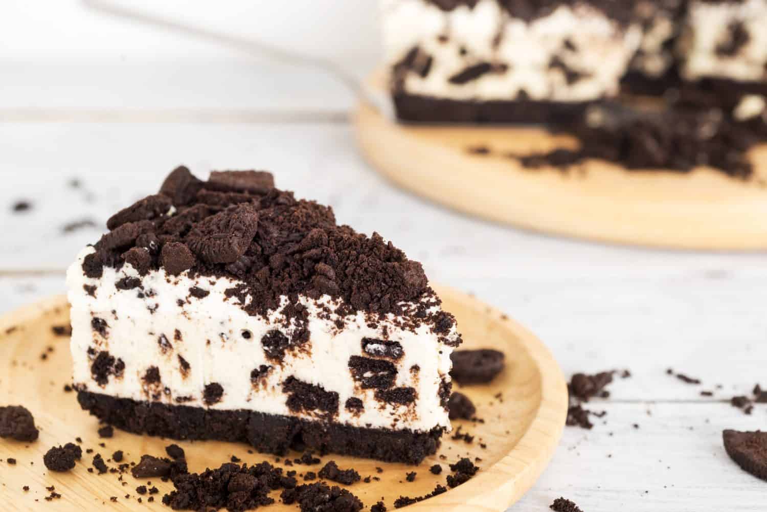 homemade no bake cookies and cream cheesecake, Creamy cheesecake with chocolate cookies and cream biscuits.
