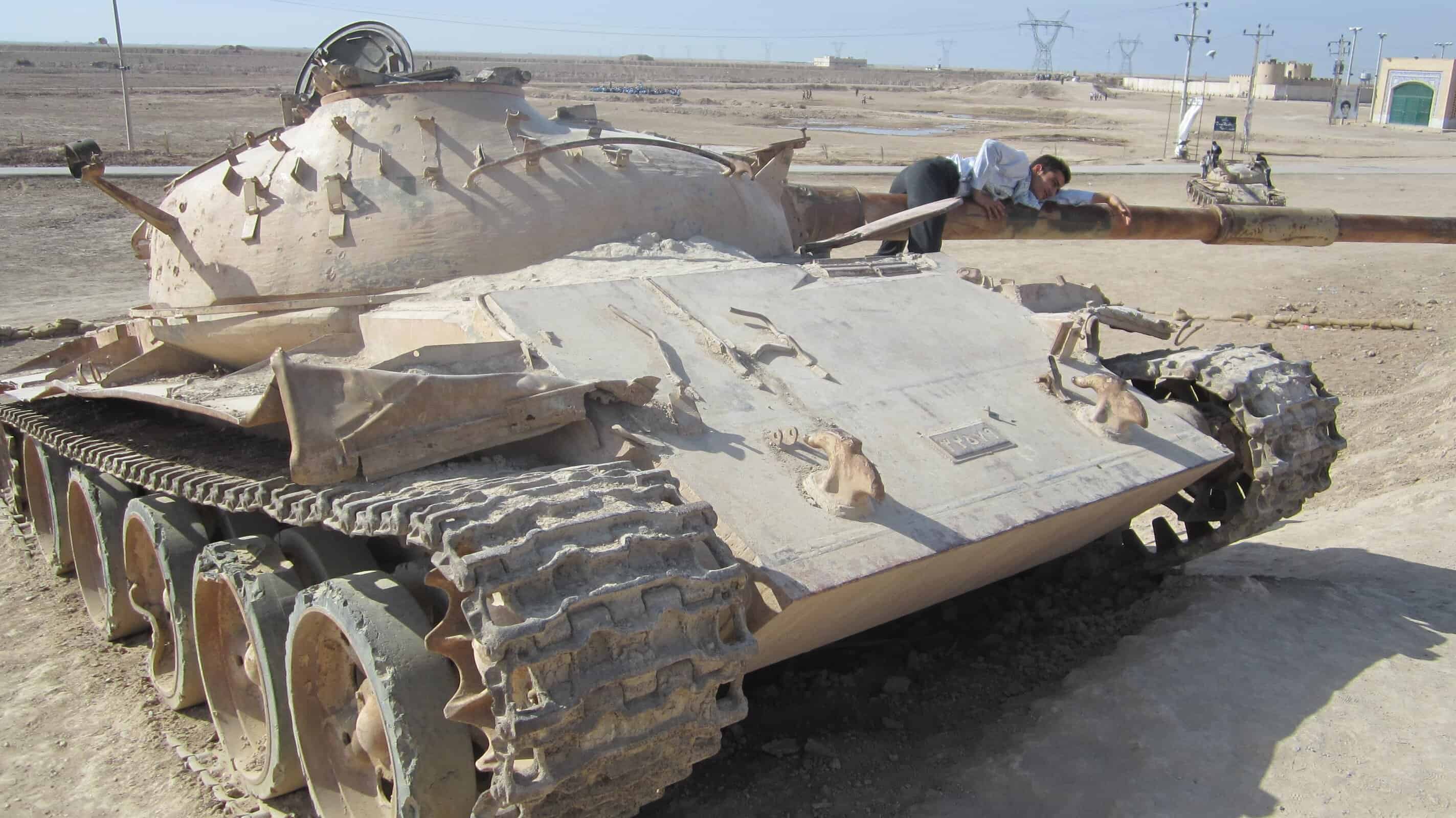 Iranian tank and student in Rahian-e-nur by u0645u062du06a9