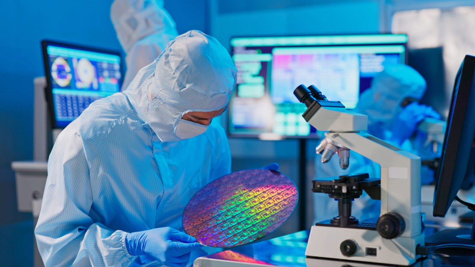 Sold-Out AI Chips and Growing Foundry Buzz: Is Intel’s Rally Just Getting Started?